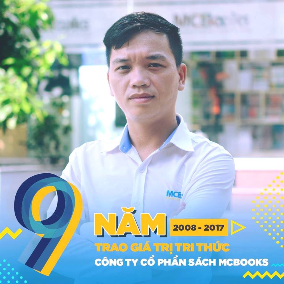 Phó Giám đốc- anh Vũ Bá Hùng trao quyết định bổ nhiệm vị trí làm việc mới cho anh Đỗ Thanh Hải