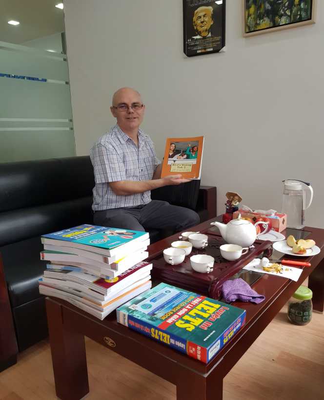 tac gia ielts noi tieng the goi chon viet nam la noi dau tien xuat ban sach IELTS phien ban in 01