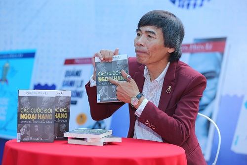 Tiến sĩ Lê Thẩm Dương cùng cuốn Các cuộc đời ngoại hạng