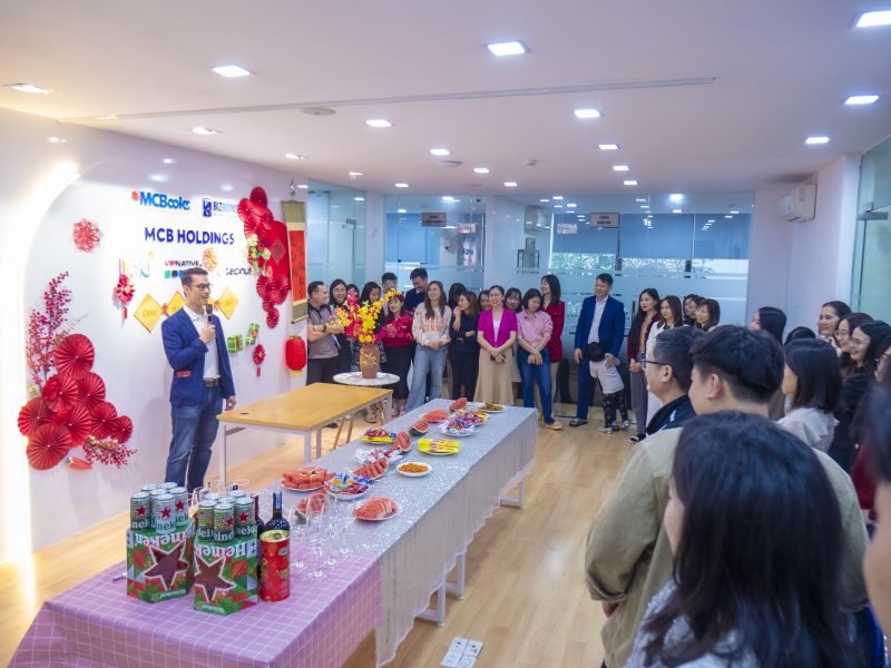 MCBooks - nâng ly mừng bình minh