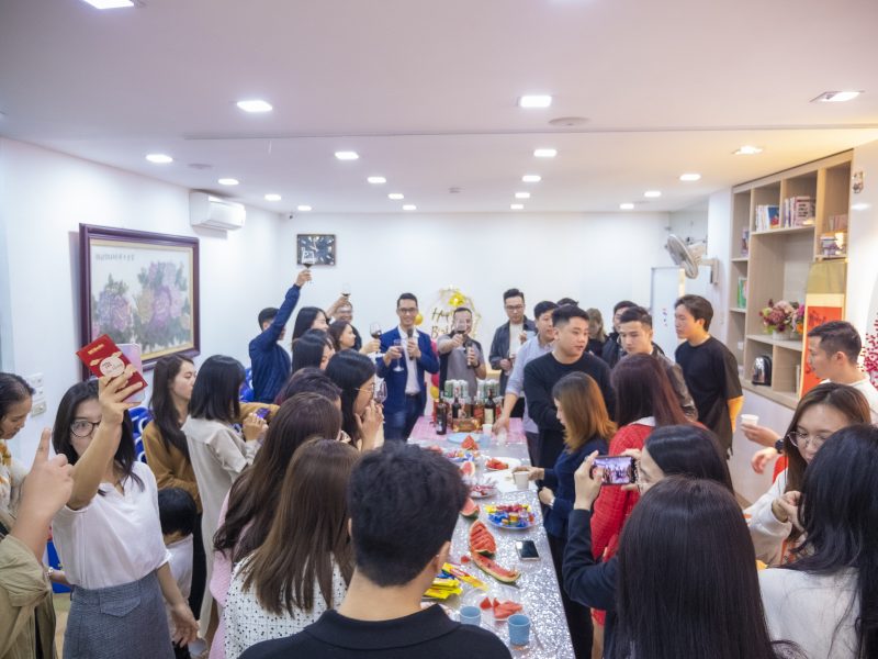 MCBooks - nâng ly mừng bình minh