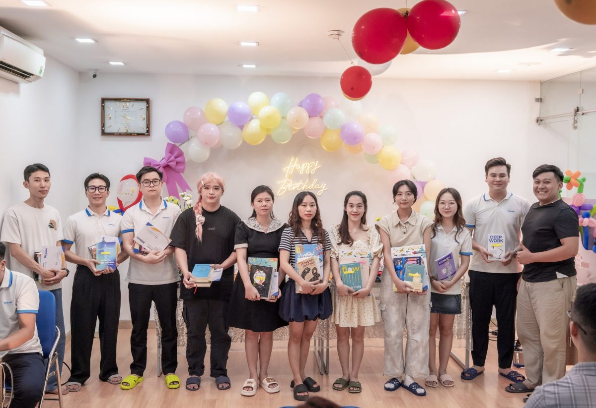 Các thành viên sinh nhật tháng 10 rạng rỡ trong vòng tay yêu thương của đại gia đình MCBooks!